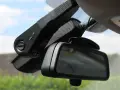 Caméra obligatoire voiture, fixée au pare-brise, près du rétroviseur. Enregistre vos trajets pour plus de sécurité.
