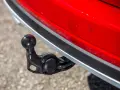 Boule d'attelage sur une voiture rouge, prête pour le remorquage.