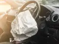 Le fonctionnement de l'airbag est illustré par ce sac blanc déployé sur le volant d'une voiture après un accident.