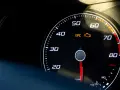 Le voyant moteur allumé sur le tableau de bord indique un problème. L'indicateur EPC est également visible.