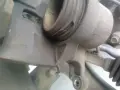 Gros plan sur un étrier de frein de voiture, prêt à changer le cache poussière.