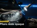 Lampe éclairant un phare de voiture opaque, suggérant une procédure pour nettoyer phare opaque.