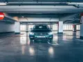 Voiture sombre garée dans un parking souterrain. La question est : combien de temps une voiture peut rester sans rouler avant de rencontrer des problèmes ?