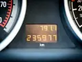 Le tableau de bord affiche 235 977 km. C'est quoi le kilométrage d'une voiture ? C'est la distance parcourue.