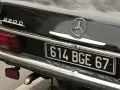 Arrière d'une Mercedes 220D noire. La plaque d'immatriculation "614 BGE 67" est visible. Pour savoir les chevaux de ma voiture, il faut regarder la carte grise.