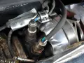 Deux sondes lambda, câblage visible, dans un compartiment moteur. Un nettoyage pourrait améliorer leur efficacité.