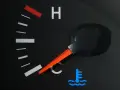 Le voyant température moteur s'allume à froid, indiquant un problème potentiel. L'aiguille est sur la zone bleue, signe de froid.