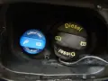 Bouchons AdBlue et Diesel dans un compartiment de carburant. Un problème AdBlue sur une Peugeot peut survenir si le liquide n'est pas correctement rempli.