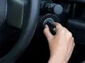Main tenant essaie de démarrer sa voiture, mais le volant est bloqué et la clé ne tourne pas.
