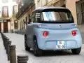Citroën Ami bleu pastel dans une ruelle pavée. Peut-on acheter un véhicule sans contrôle technique ? Ce petit véhicule électrique est prêt à rouler.