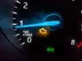 Voyant moteur allumé sur le tableau de bord, signalant un problème avec l'essence. Le compte-tours indique 1000 tr/min.