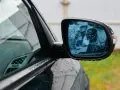 Rétroviseur droit obligatoire depuis quand ? Ce miroir de voiture, couvert de gouttes de pluie, reflète un ciel gris.