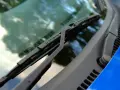 Essuie-glace de voiture en panne, une astuce pour le dépanner avant qu'il ne pleuve.