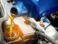 Remplissage du réservoir de liquide de direction assistée. Un manque de liquide de direction assistée peut causer des symptômes de direction dure.