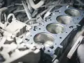 Un joint de culasse usé peut causer des symptômes inquiétants. Ici, la pièce métallique est visible sur les cylindres du moteur.