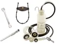 Kit pour purge embrayage hydraulique : clé, manomètre, adaptateurs et flacon de test de pression.