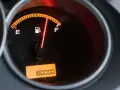 Le tableau de bord indique le niveau de carburant. Pour savoir si la jauge à carburant fonctionne, regardez l'aiguille qui pointe vers "E" (vide).