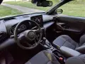 Intérieur d'une voiture moderne, tableau de bord avec écran tactile, volant et sièges. Un véhicule conçu pour respecter la norme GSR2.
