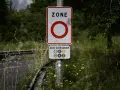 Panneau "ZONE" avec un cercle rouge, indiquant une interdiction. En dessous, "SAUF CATÉGORIES" avec les vignettes Crit'Air 1 à 5.