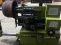 Machine pour la rectification de tambour de frein, avec un tambour monté sur le mandrin.