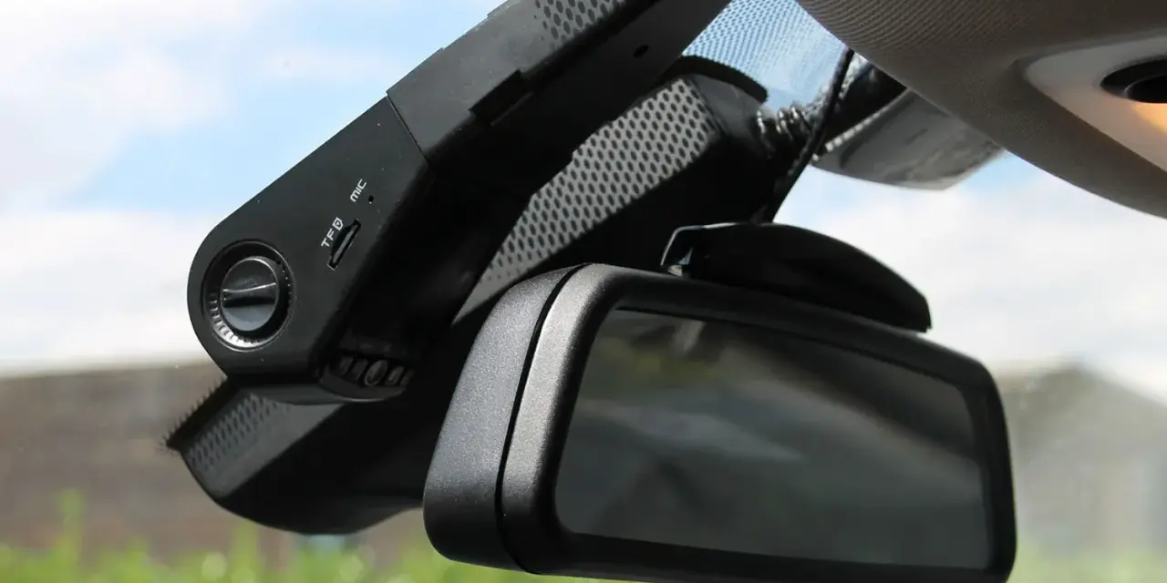 Caméra obligatoire voiture, fixée au pare-brise, près du rétroviseur. Enregistre vos trajets pour plus de sécurité.
