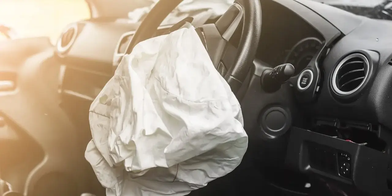 Le fonctionnement de l'airbag est illustré par ce sac blanc déployé sur le volant d'une voiture après un accident.