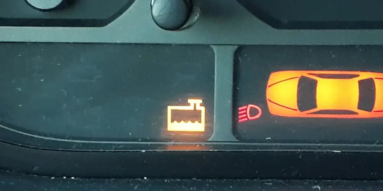 Voyant liquide de refroidissement BMW allumé. Le niveau est bas, il faut vérifier.