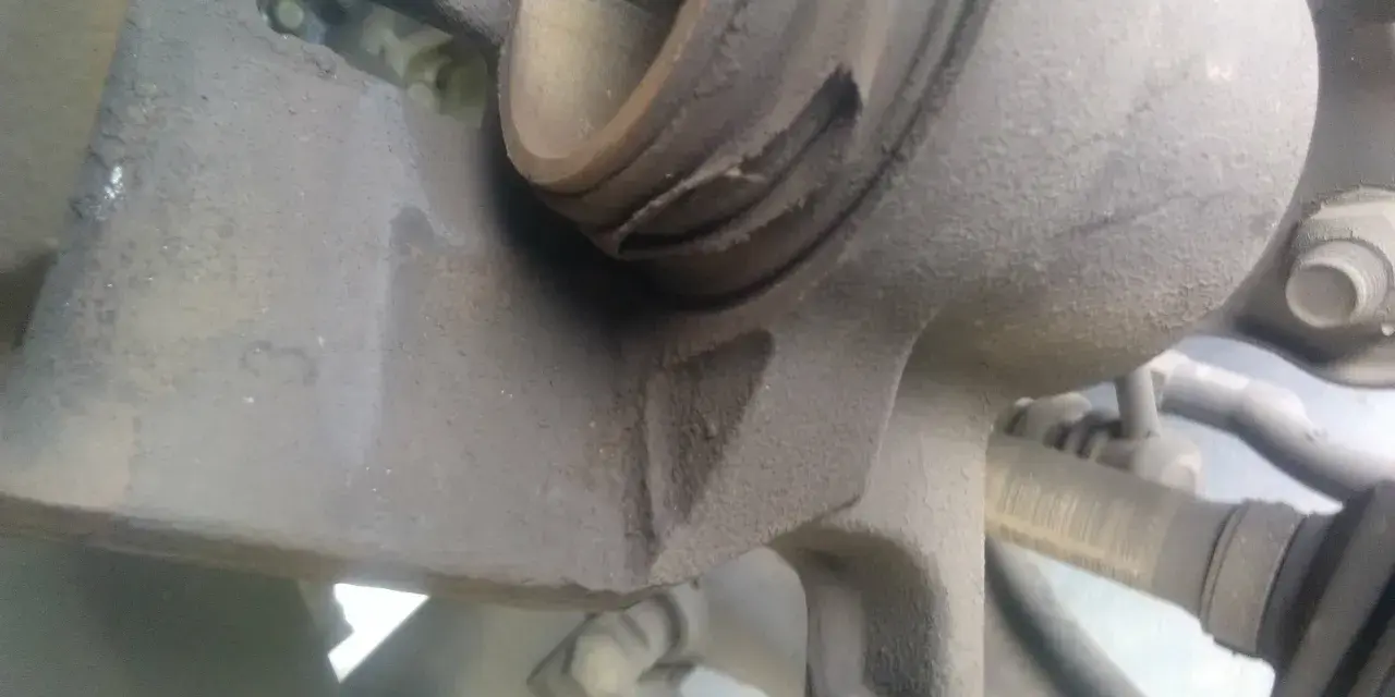 Gros plan sur un étrier de frein de voiture, prêt à changer le cache poussière.