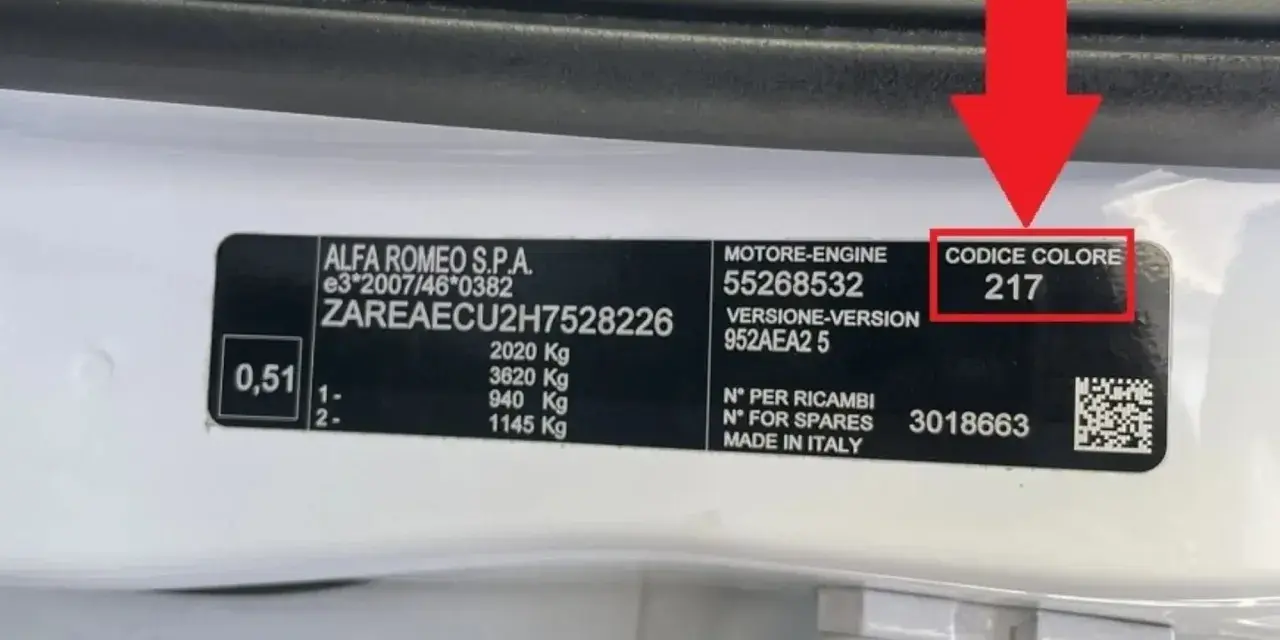 Étiquette sur une Alfa Romeo indiquant "CODICE COLORE 217". C'est ici que vous pouvez trouver le code couleur de votre voiture.