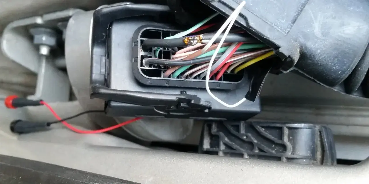Faisceau de câbles d'une voiture, peut-être la cause du problème de vitre électrique ne remonte plus automatiquement.