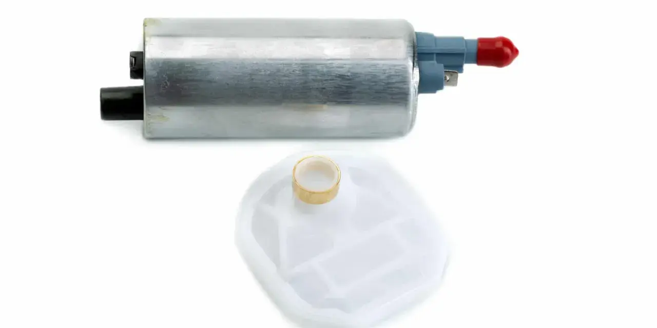 Pièce détachée pour tester pompe de gavage : un filtre à essence et un corps de pompe en métal argenté avec connecteurs.