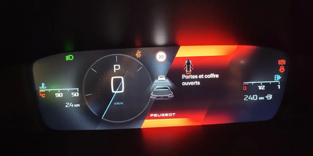 Tableau de bord Peugeot affichant "Portes et coffre ouverts" et un voyant défaut boîte de vitesse automatique. Vitesse 0 km/h.