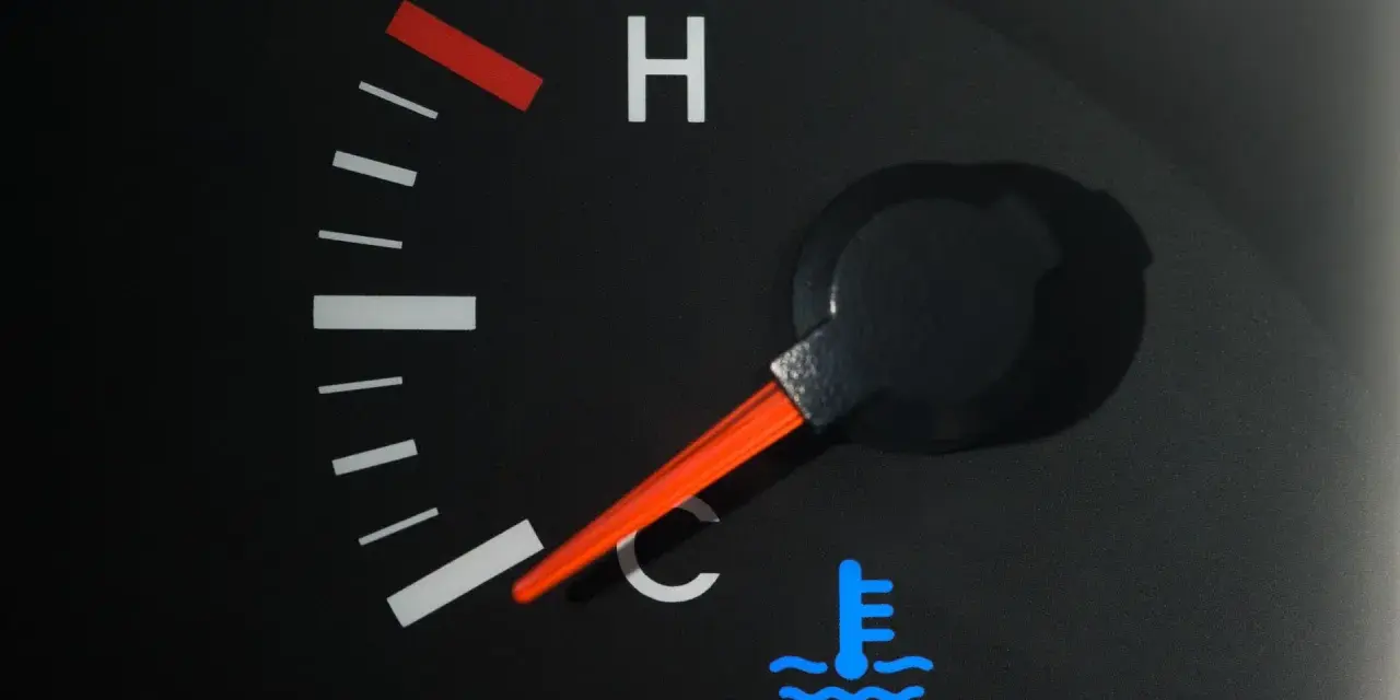 Le voyant température moteur s'allume à froid, indiquant un problème potentiel. L'aiguille est sur la zone bleue, signe de froid.