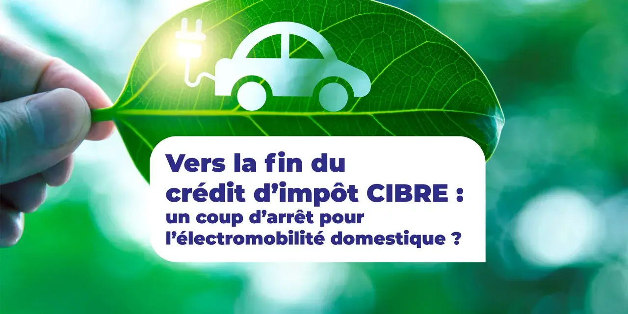 Une feuille verte porte l'icône d'une voiture électrique. Le texte parle de la fin du crédit d'impôt pour l'électromobilité.