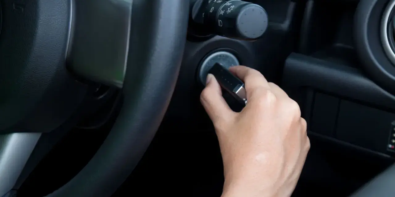 Main tenant essaie de démarrer sa voiture, mais le volant est bloqué et la clé ne tourne pas.