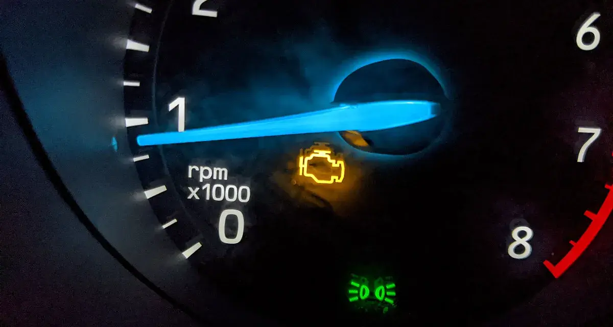 Voyant moteur allumé sur le tableau de bord, signalant un problème avec l'essence. Le compte-tours indique 1000 tr/min.