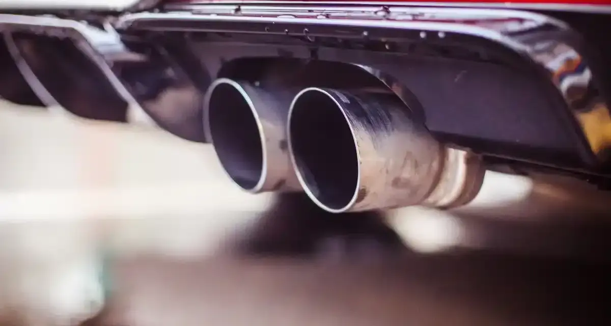 Double sortie d'échappement d'une voiture. La question "peut-on rouler avec un catalyseur défectueux" se pose face à ces gaz d'échappement.
