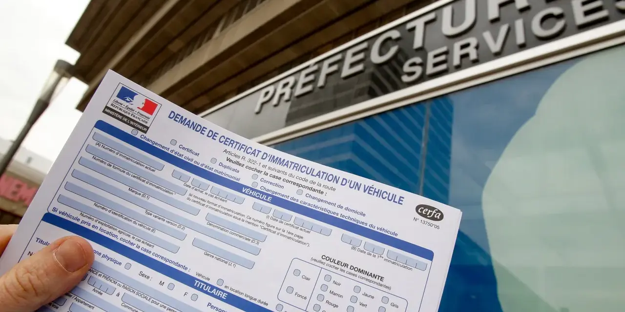 La carte grise, c'est quoi ? Ce document officiel, la "demande de certificat d'immatriculation d'un véhicule", est nécessaire pour toute démarche administrative liée à un véhicule.