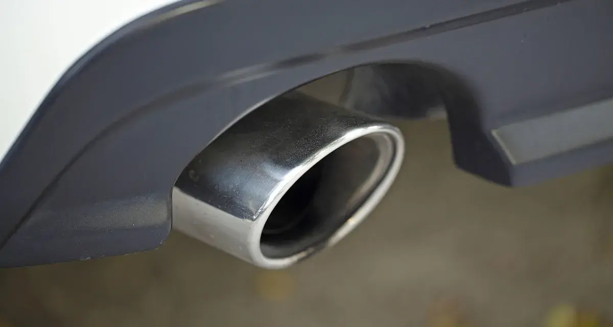 Gros plan sur un pot d'échappement de voiture, un symptôme d'échappement bouché peut être une perte de puissance.