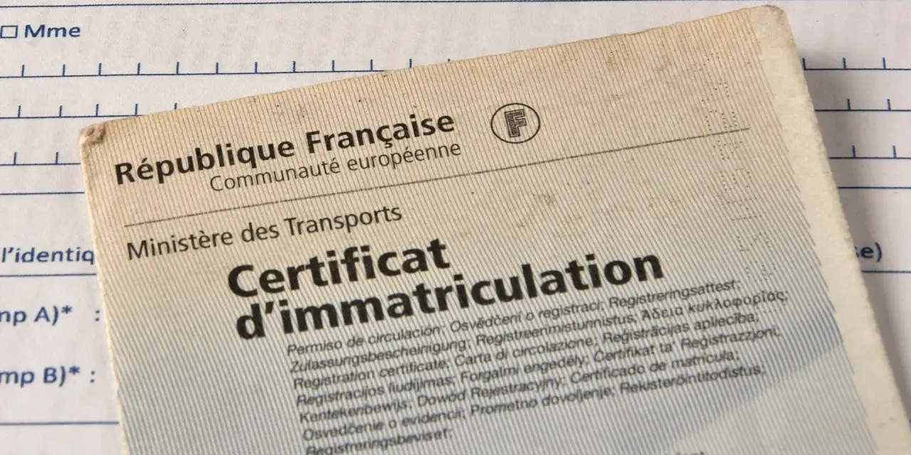 Un certificat d'immatriculation français, avec des mentions multilingues. L'inconvénient carte grise collection peut être sa complexité administrative.