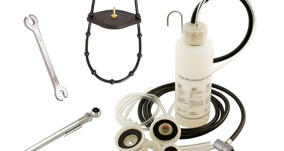 Kit pour purge embrayage hydraulique : clé, manomètre, adaptateurs et flacon de test de pression.
