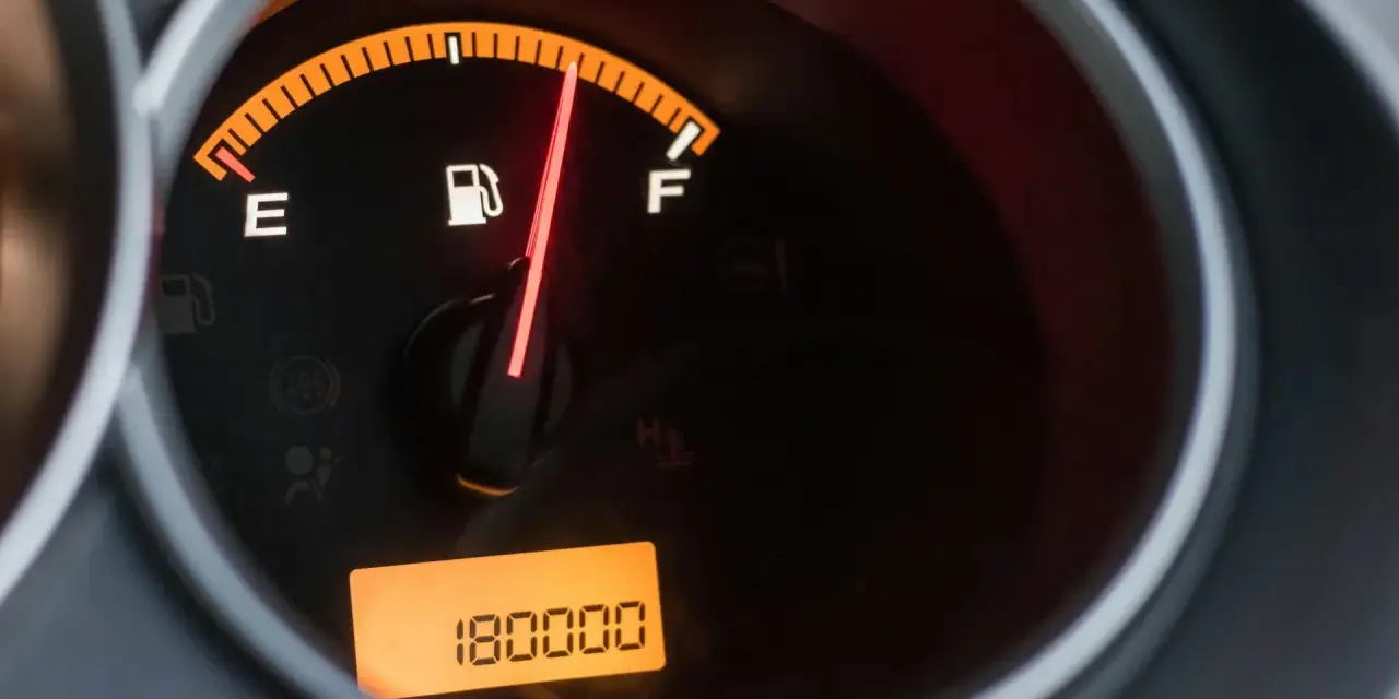 Le tableau de bord indique le niveau de carburant. Pour savoir si la jauge à carburant fonctionne, regardez l'aiguille qui pointe vers "E" (vide).