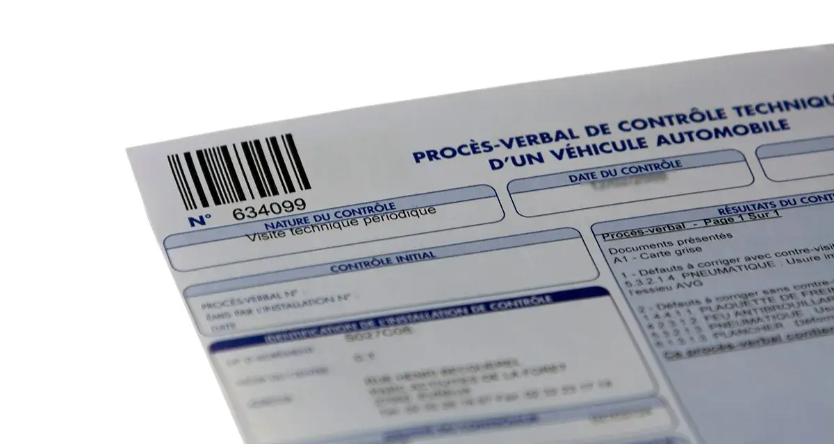 Procès-verbal de contrôle technique d'un véhicule. Ce document, qui pourrait être un faux contrôle technique, liste les défauts à corriger.