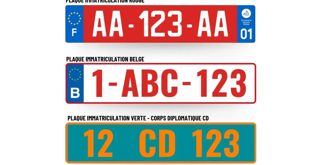 Plaque immatriculation rouge française "AA-123-AA" avec logo régional, plaque belge "1-ABC-123", et plaque diplomatique verte "12 CD 123".