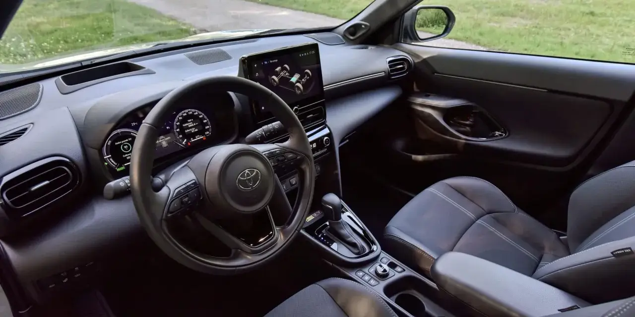 Intérieur d'une voiture moderne, tableau de bord avec écran tactile, volant et sièges. Un véhicule conçu pour respecter la norme GSR2.