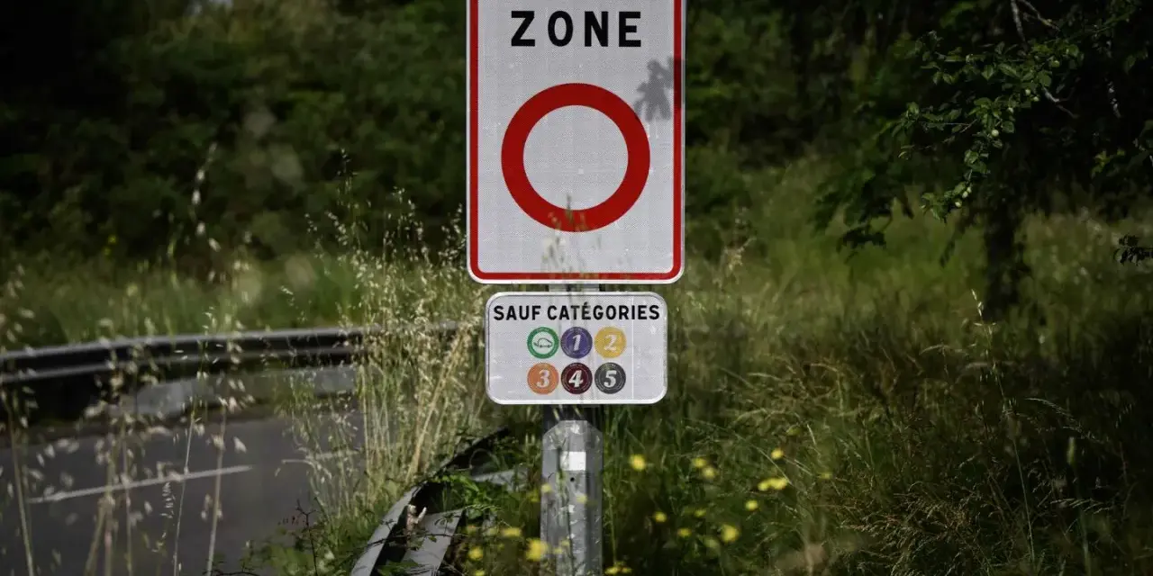 Panneau "ZONE" avec un cercle rouge, indiquant une interdiction. En dessous, "SAUF CATÉGORIES" avec les vignettes Crit'Air 1 à 5.