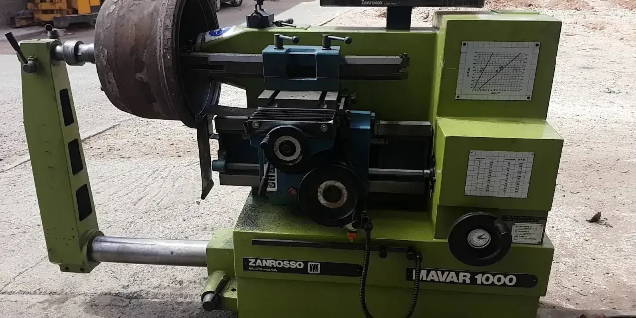 Machine pour la rectification de tambour de frein, avec un tambour monté sur le mandrin.