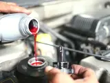 Remplissage du réservoir avec du liquide de frein rouge vif. Le liquide de frein noir est une indication de problème.