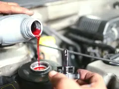 Remplissage du réservoir avec du liquide de frein rouge vif. Le liquide de frein noir est une indication de problème.