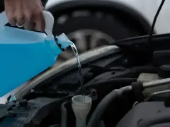 Main tenant, remplissage du liquide lave-glace. Le moteur est froid, parfait pour ajouter du liquide.
